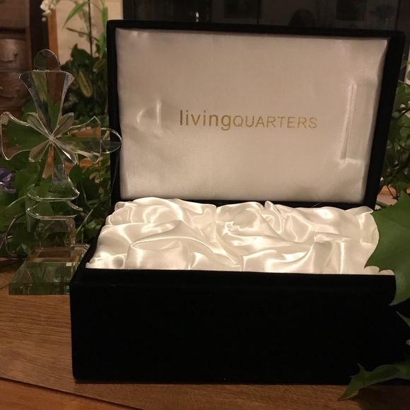 24% Lead Crystal Cross Beautiful Livingquarters. Comes in velvet box. - Picture 4 of 4